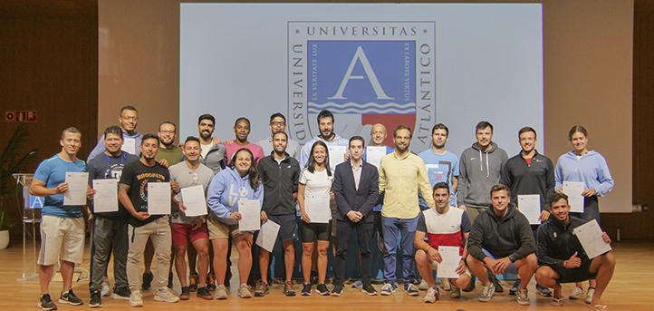 Alunos do Mestrado em Rendimento Esportivo da UNEATLANTICO recebem seus diplomas após finalizarem a fase presencial
