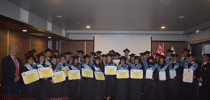 Estudantes peruanos pós-graduados recebem seus diplomas acadêmicos após concluir os estudos na UNEATLANTICO
