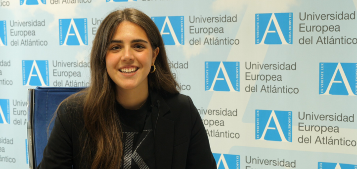 Sofía Gómez, aluna do curso de Administração e Direção de Empresas, apresenta o grupo de voluntários da UNEATLANTICO
