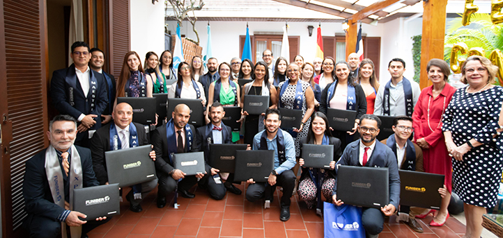 UNEATLANTICO homenageia alunos em cerimônia de entrega de diplomas na Costa Rica