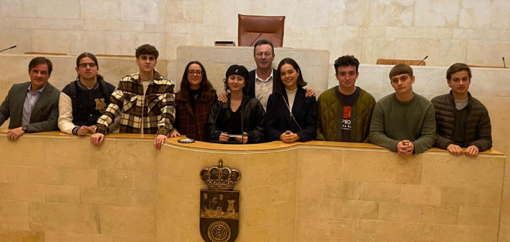 Estudantes das três graduações em Comunicação da UNEATLANTICO visitam o Parlamento da Cantábria