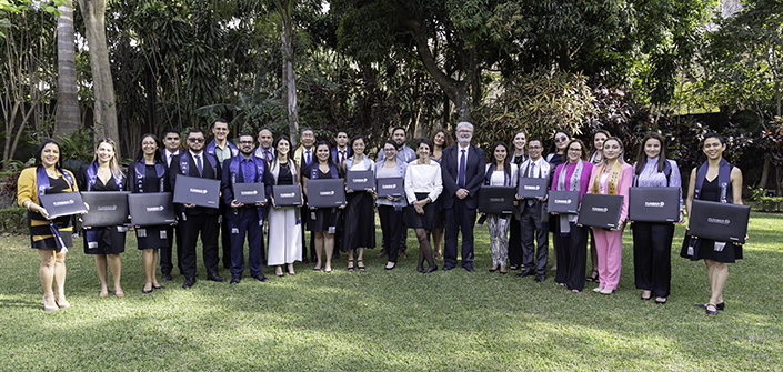 UNEATLANTICO organise une cérémonie de remise de diplômes à des étudiants au Costa Rica
