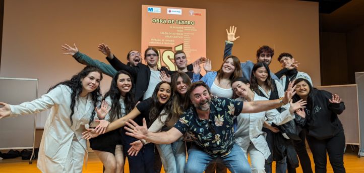 A Aula de Teatro da UNEATLANTICO volta ao palco com a apresentação da peça “Así nos va”, escrita pelos próprios alunos.