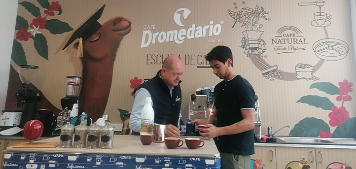 Alunos do curso de Gastronomia visitam o Café Dromedario para aprender sobre a preparação do café