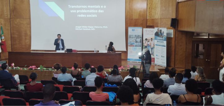 Dr. Ángel Rojas, professor da UNEATLANTICO, dá uma palestra sobre saúde mental em Cabo Verde