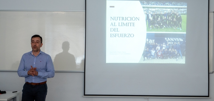 Juan Carlos Llamas, nutricionista do Real Racing Club Santander, dá uma palestra aos alunos da UNEATLANTICO