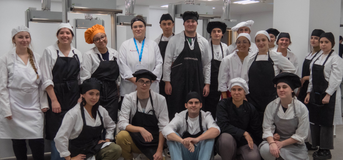 Os estudantes de gastronomia organizam um estágio no âmbito do curso “Técnicas Culinárias I”.