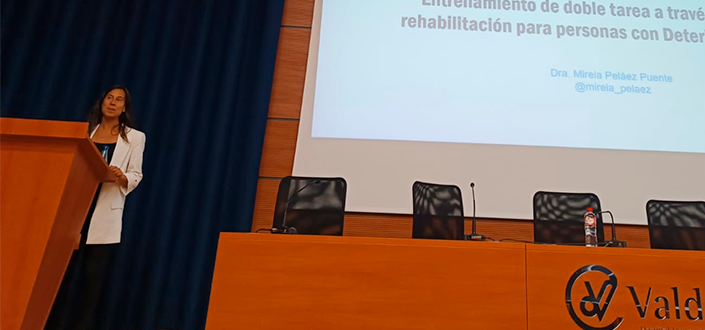 A Dra. Mireia Peláez, professora da UNEATLANTICO, deu uma palestra na Conferência do Dia Mundial da Doença de Alzheimer realizada no Hospital Universitário Marqués de Valdecilla.