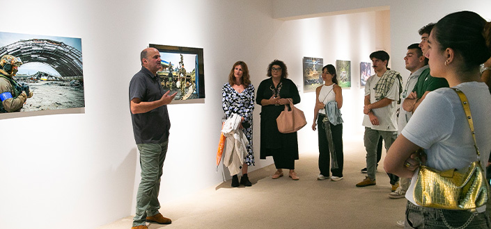 Estudantes de jornalismo participam num encontro com o fotojornalista internacional Celestino Arce