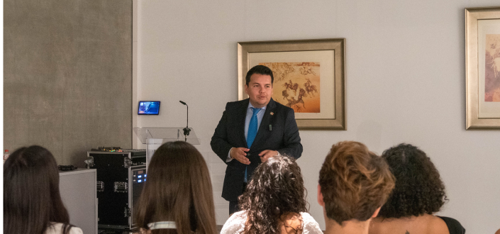 Raúl Torres, deputado migrante do Congresso da Cidade do México, dá uma palestra na UNEATLANTICO