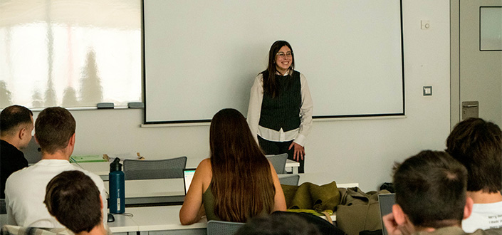 Alba Tapia Vélez, especialista em audição e linguagem, dá uma palestra aos alunos do Mestrado em Formação de Professores da UNEATLANTICO