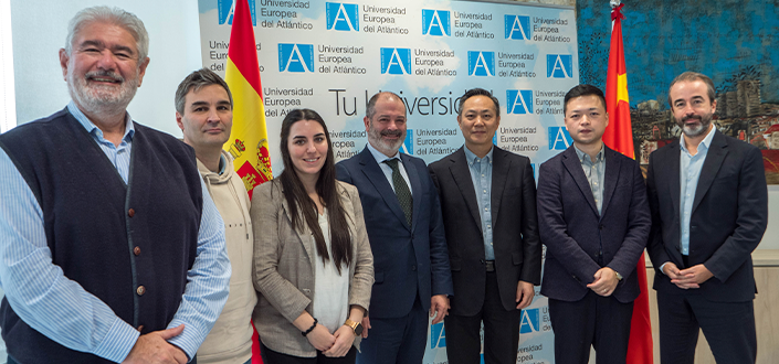 O reitor do Instituto de Línguas Estrangeiras da Universidade Normal da China Central (CCNU) visita a Universidade Atlântica Europeia