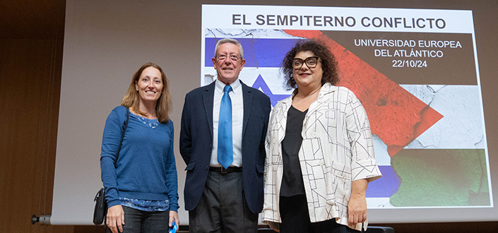 O Dr. José Maria Grande Urquijo, Coronel de Infantaria com diploma em Estado-Maior, dá uma palestra sobre Geopolítica no Oriente Médio.