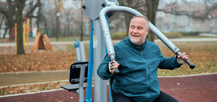 O Dr. Álvaro Velarde estuda como um programa de exercício físico melhora a aptidão funcional em idosos com excesso de peso