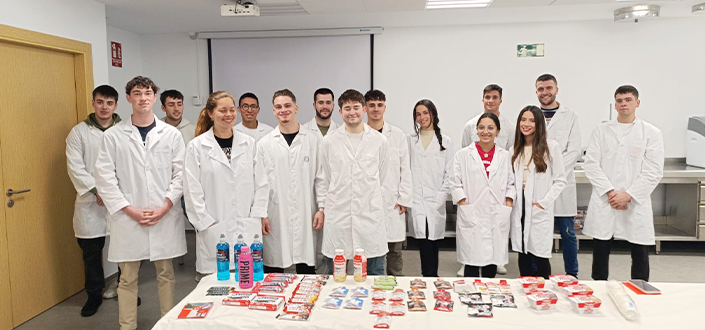 Os alunos da graduação em Nutrição Humana e Dietética participam de um workshop prático de suplementos esportivos com produtos NutriSport