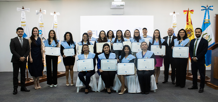 UNEATLANTICO reconhece seus alunos bolsistas em uma cerimônia de entrega de diplomas na Guatemala