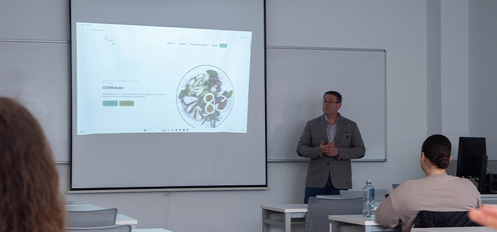 O Dr. Iñaki Elío apresenta o Colégio Profissional de Dietistas-Nutricionistas da Cantábria aos alunos do curso de graduação em Nutrição Humana e Dietética da UNEATLANTICO