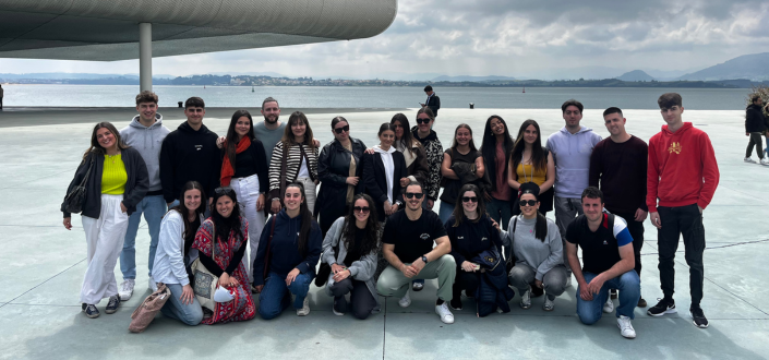 Estudantes da UNEATLANTICO do curso de Educação Primária participam de um itinerário didático pelo centro de Santander