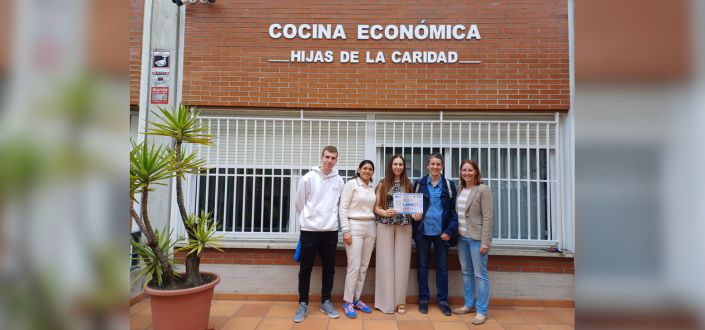 Os alunos da UNEATLANTICO entregam os fundos angariados com a peça e o Dia Universitário à La Cocina Económica.