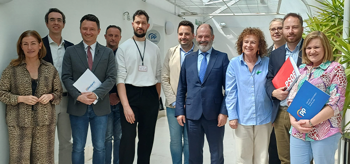 O reitor da UNEATLANTICO, Rubén Calderón, comparece no Parlamento da Cantábria sobre a Lei da Juventude