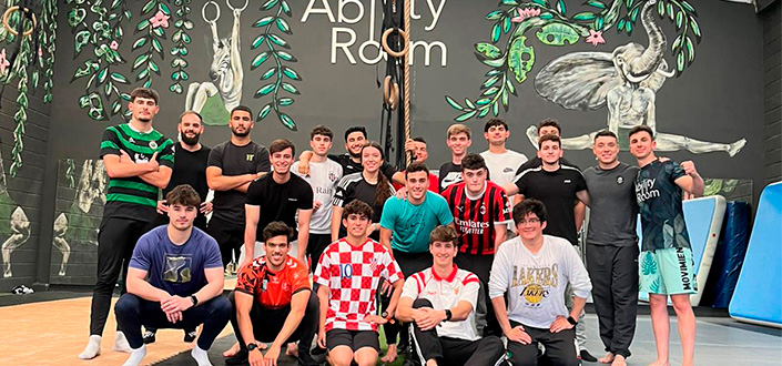 Estudantes de CAFYD na UNEATLANTICO exploram centros esportivos em Santander como parte de seu processo formativo