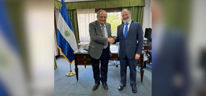 O reitor da UNEATLANTICO, Rubén Calderón, visita a embaixada de El Salvador na Espanha