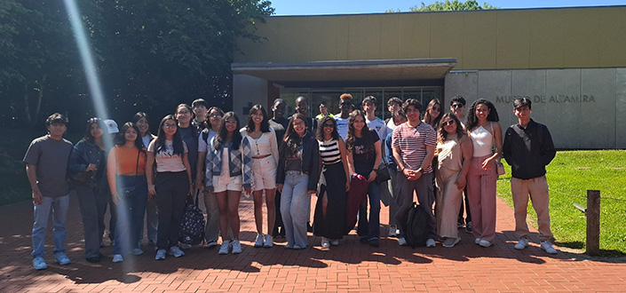 Estudantes internacionais da UNEATLANTICO visitam as Grutas de Altamira em uma atividade cultural organizada pelo ORI