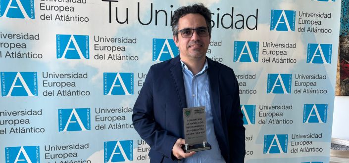 Angel Olider Rojas, professor e pesquisador da UNEATLANTICO, recebe reconhecimento por estudo pioneiro na prevenção da psicose no Brasil