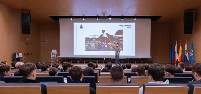 Os técnicos do Real Racing Club oferecem aulas magistrais aos alunos do CAFYD da UNEATLANTICO