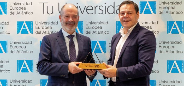 Mutua Montanhosa entrega um reconhecimento à Universidade Europeia do Atlântico