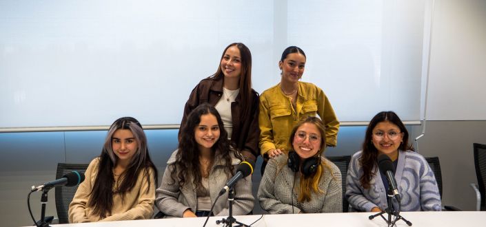 Alunos da UNEATLANTICO apresentam seu programa «6 vozes, 1 mundo» transmitido no Arco FM