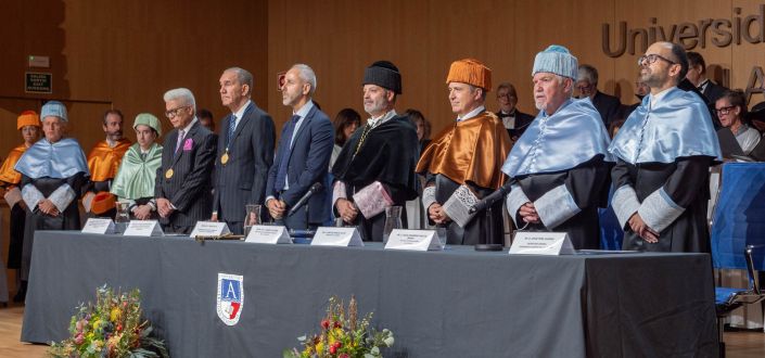 UNEATLANTICO celebra o ato de abertura do novo ano acadêmico 2025-2026 e concede diplomas aos melhores expedientes