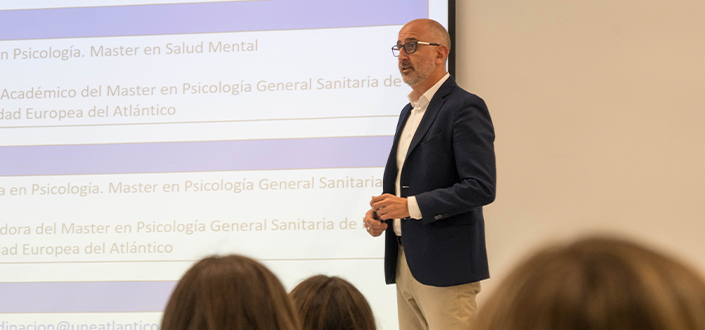 O Dr. Juan Luis Martín apresenta a oitava edição do Mestrado Universitário em Psicologia Geral da Saúde