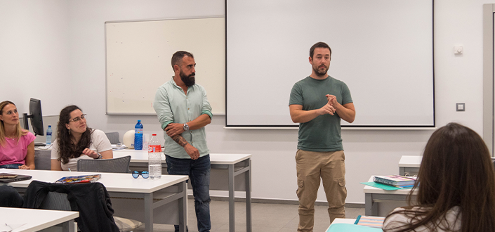 Victor González, chefe de estudos do CEE Parayas, dá uma palestra para os alunos do Mestrado em Formação de Professores da UNEATLANTICO