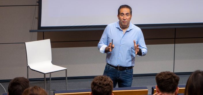 Guillermo Barros, delegado da Agência Tributária, dá em UNEATLANTICO uma palestra sobre educação cívico-tributária