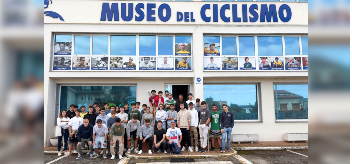 Alunos de primeiro ano visitam o Museu do Ciclismo em uma atividade complementar
