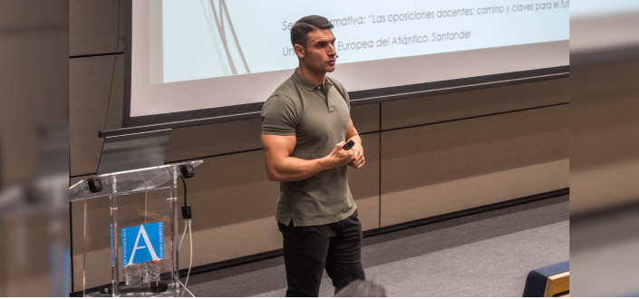 A UNEATLANTICO oferece uma palestra sobre acesso ao ensino público para alunos de mestrado e graduação