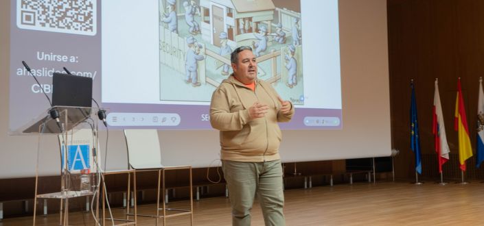 José Carlos Cano, professor da UNEATLANTICO, dá uma palestra sobre segurança cibernética dirigida aos alunos de mestrado