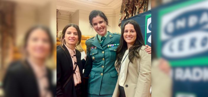 A primeira tenente-coronel da Guarda Civil em Cantábria, Maria Pilar Villasante recebe o Prêmio Mulher Cantabria de Onda Zero que conta com o patrocínio de UNEATLANTICO