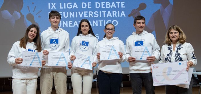 A equipe “La última palabra” do colégio Torrevelo-Peñalabra, vencedor da 9a edição da Liga de Debate Pré-universitário da UNEATLANTICO