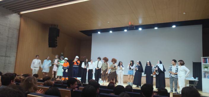 Os alunos da UNEATLANTICO apresentam O Purgatório, uma sátira teatral sobre o bem e o mal