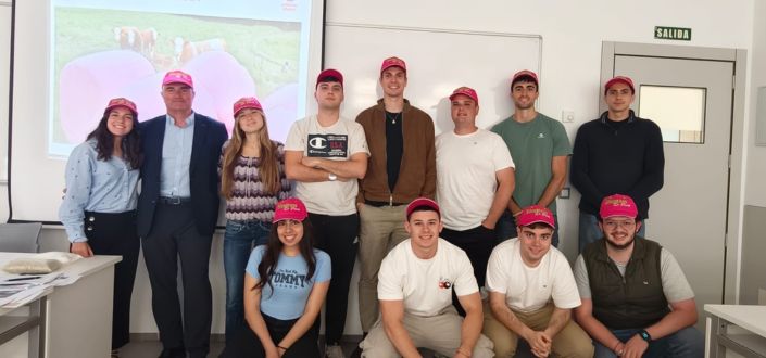 Profissionais do Grupo Armando Álvarez oferecem uma palestra sobre sustentabilidade na UNEATLANTICO