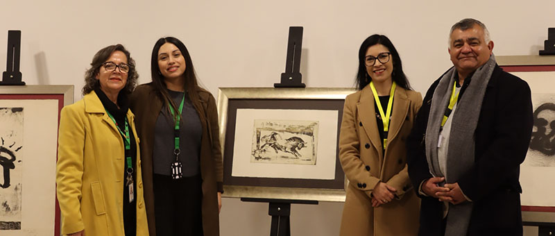 Exposição “Tàpies, coleção do gravador Barbarà” continua sua turnê pelo Chile com apoio da Obra Cultural da Fundação Universitária Iberoamericana e da UNEATLANTICO